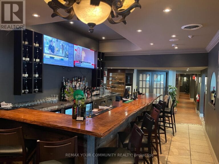 33 SIMCOE STREET Oshawa (Central), Ontario L1H4G1